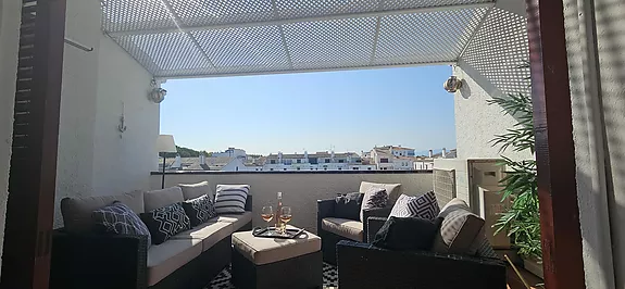 Empuriabrava, casa de pescador tradicional renovada con vistas sensacionales a dos puertos privados 