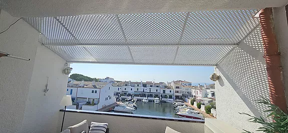 Empuriabrava, casa de pescador tradicional renovada con vistas sensacionales a dos puertos privados 