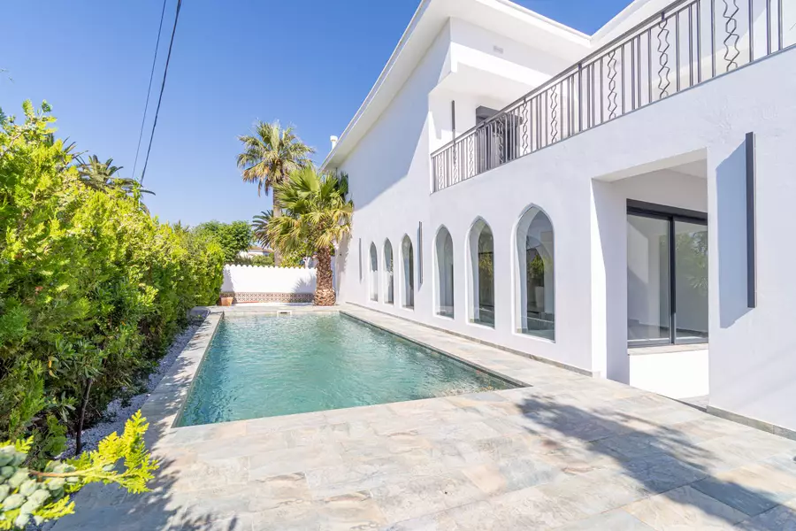 INVESTORS, House with 8 bedrooms, 6 bathrooms, 2 pools, and a tourist license.