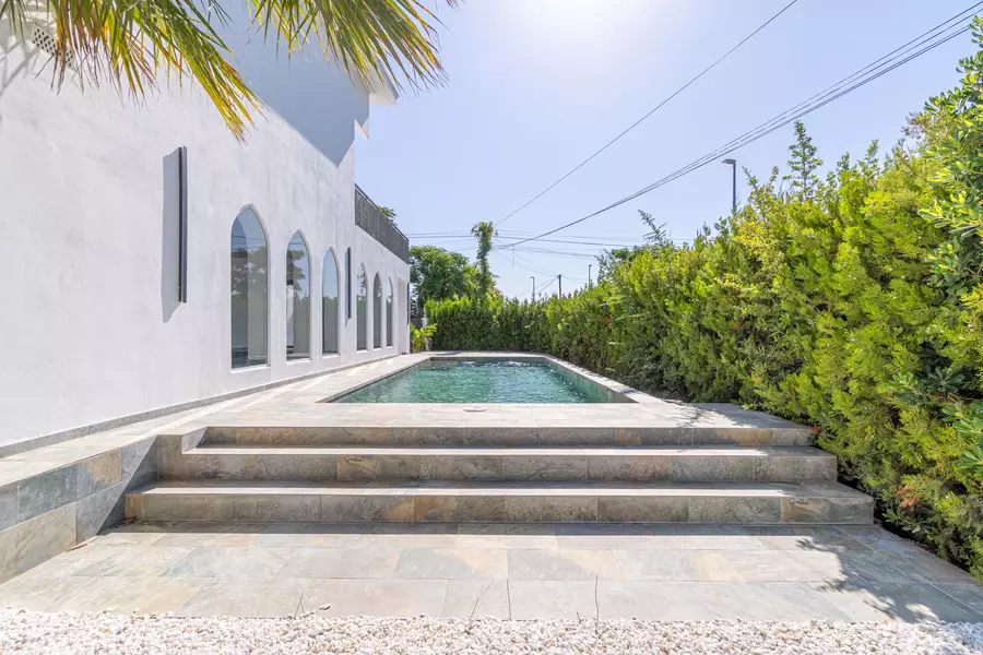 INVESTORS, House with 8 bedrooms, 6 bathrooms, 2 pools, and a tourist license.