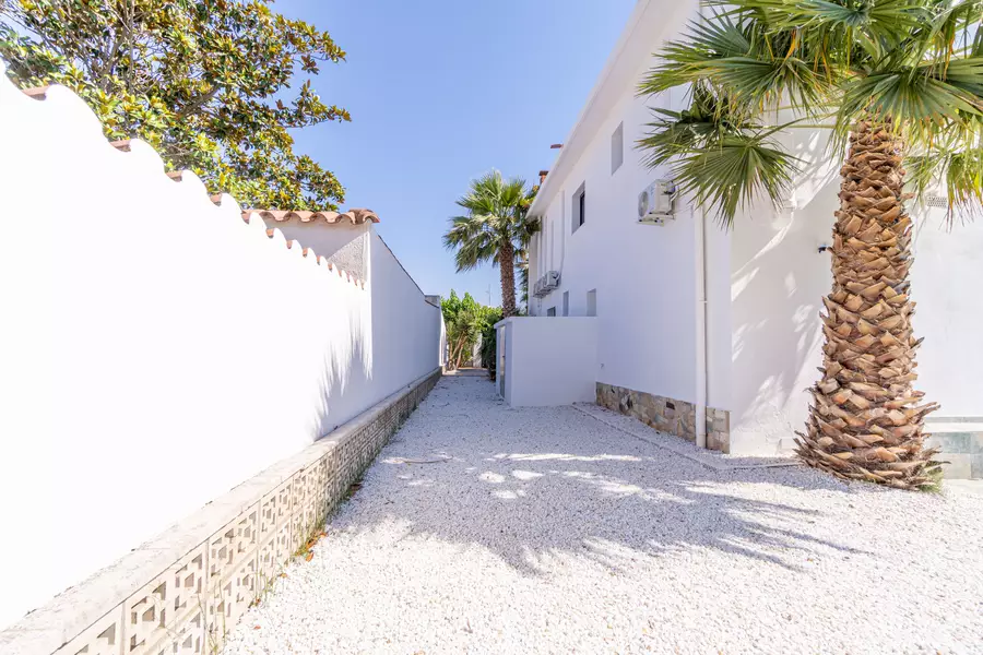 INVERSORS, Casa amb 8 habitacions, 6 banys, 2 piscines i llicència turística.