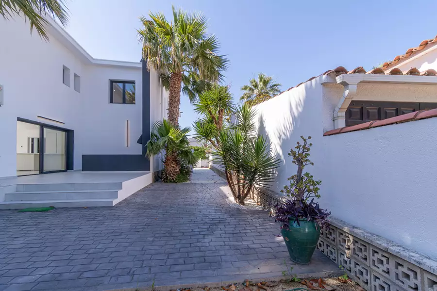 INVERSORS, Casa amb 8 habitacions, 6 banys, 2 piscines i llicència turística.