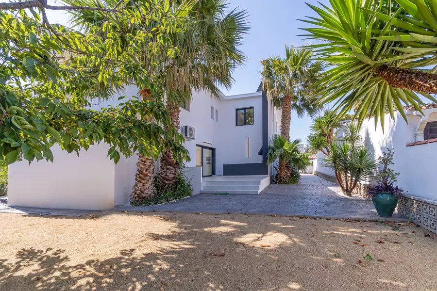 INVERSORS, Casa amb 8 habitacions, 6 banys, 2 piscines i llicència turística.