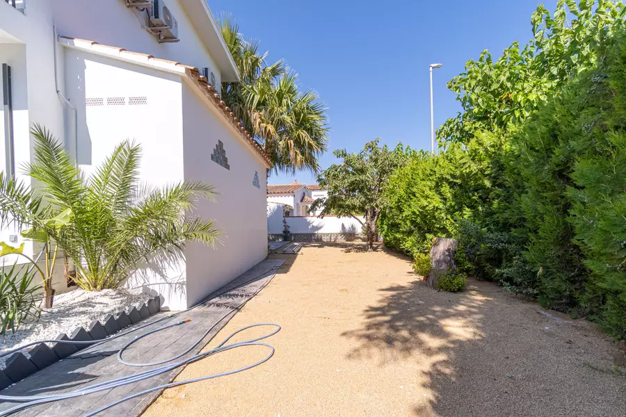 INVERSORS, Casa amb 8 habitacions, 6 banys, 2 piscines i llicència turística.