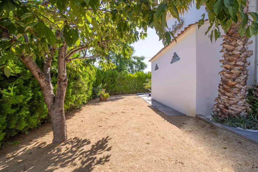 INVERSORS, Casa amb 8 habitacions, 6 banys, 2 piscines i llicència turística.