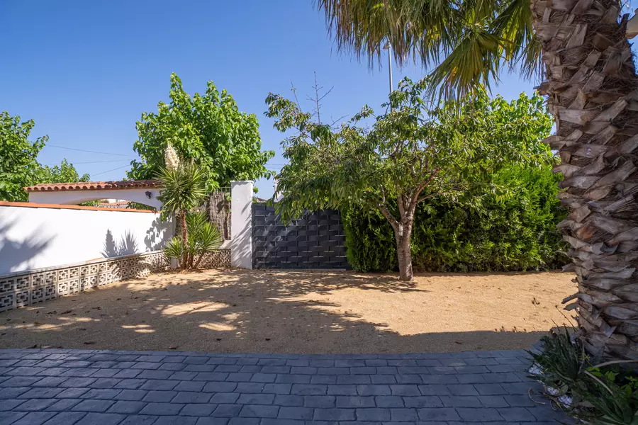 INVESTORS, House with 8 bedrooms, 6 bathrooms, 2 pools, and a tourist license.