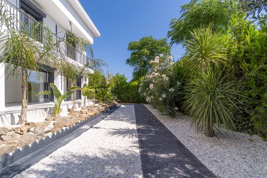 INVERSORS, Casa amb 8 habitacions, 6 banys, 2 piscines i llicència turística.