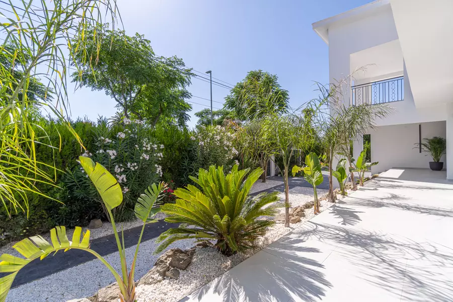 INVERSORS, Casa amb 8 habitacions, 6 banys, 2 piscines i llicència turística.