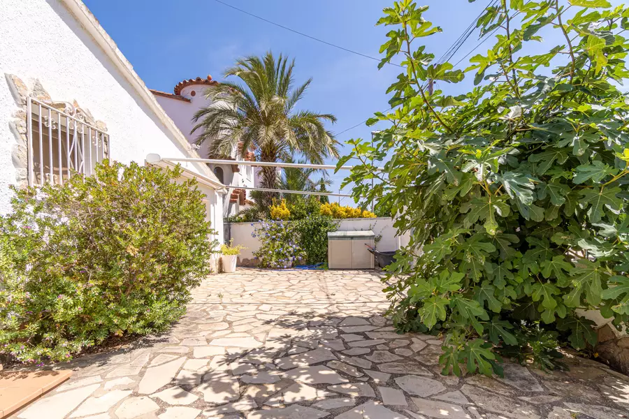 Bonica casa al canal en venda amb la típica arquitectura de Empuriabrava