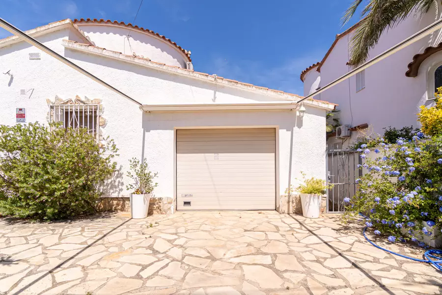 Bonica casa al canal en venda amb la típica arquitectura de Empuriabrava