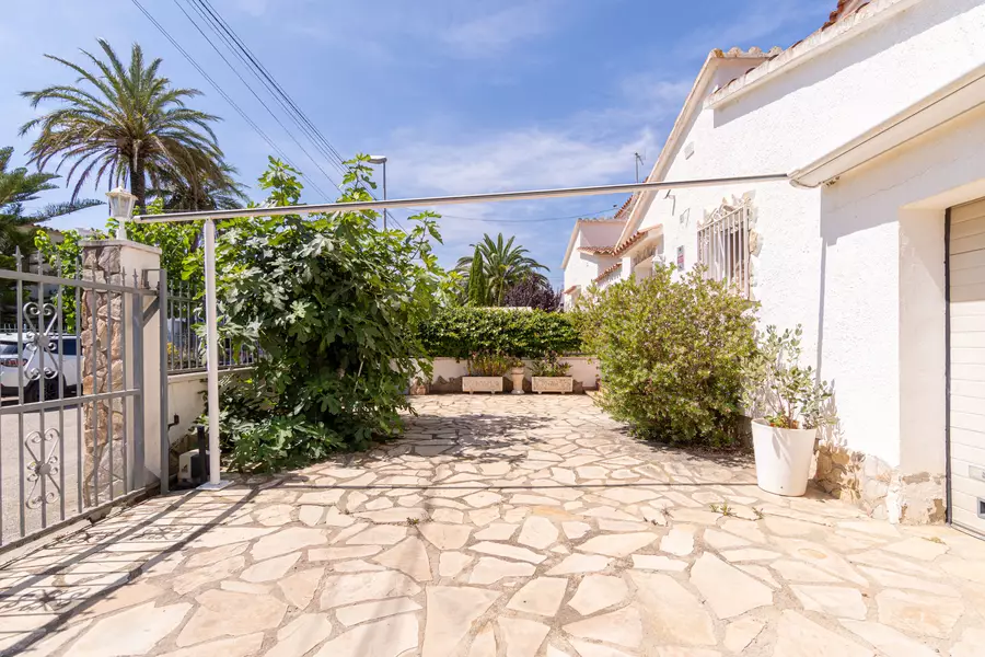 Bonita casa al canal en venta con la típica arquitectura de Empuriabrava