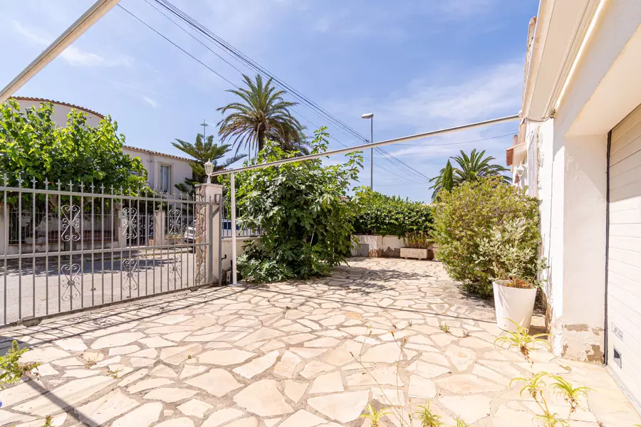 Bonica casa al canal en venda amb la típica arquitectura de Empuriabrava