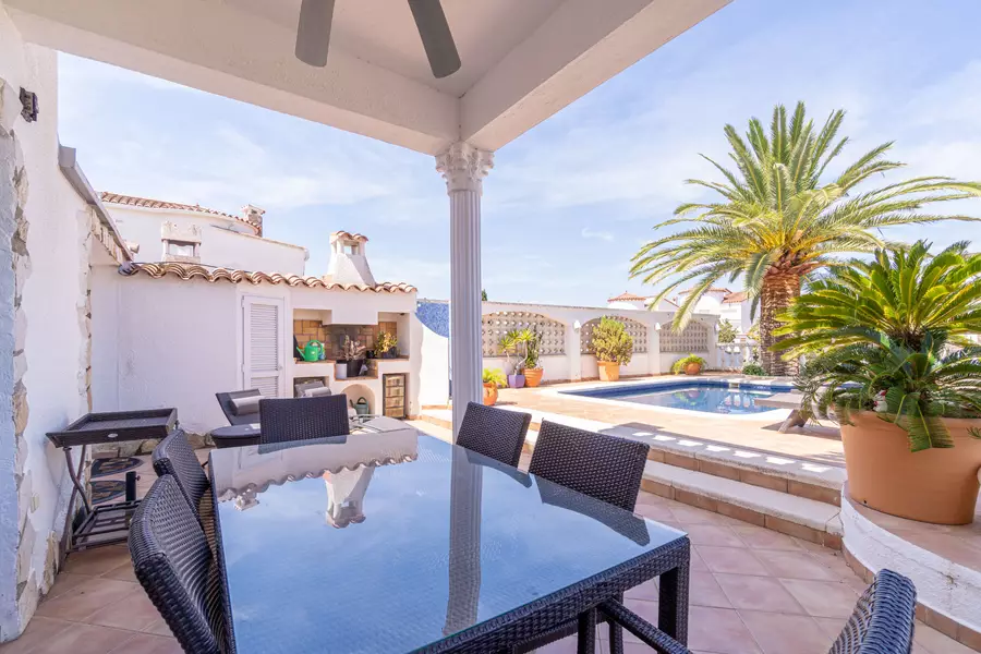 Beautiful house on the canal for sale with the typical architecture of Empuriabrava