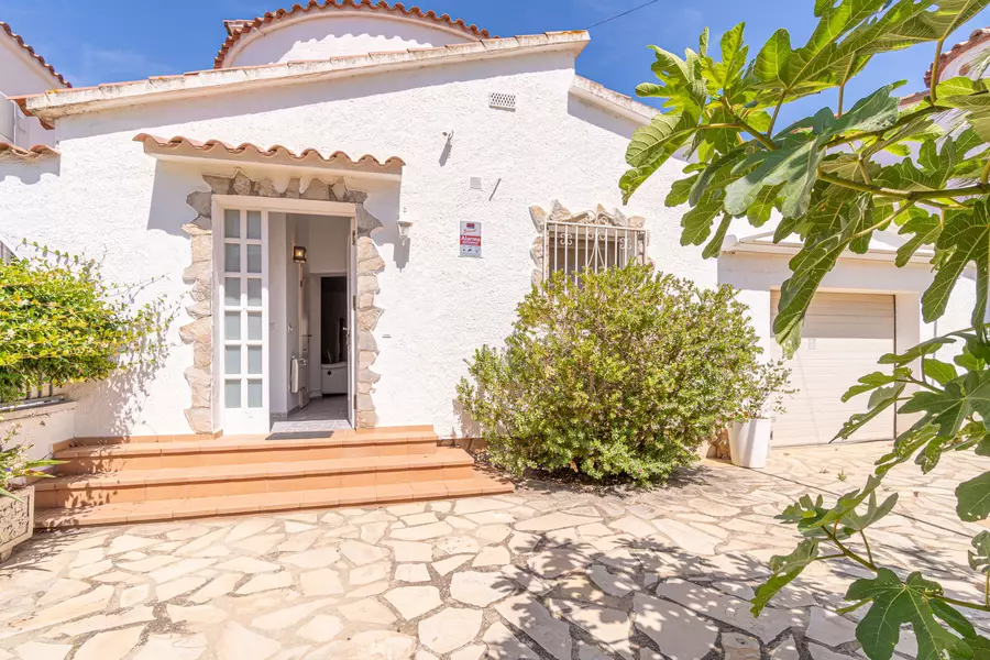 Bonica casa al canal en venda amb la típica arquitectura de Empuriabrava