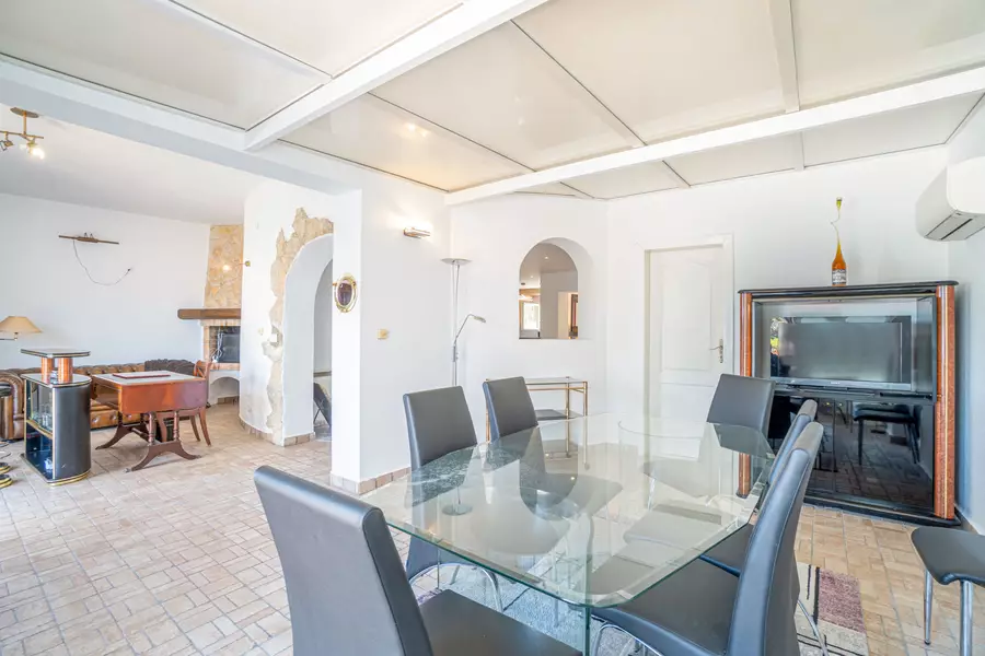 Bonita casa al canal en venta con la típica arquitectura de Empuriabrava