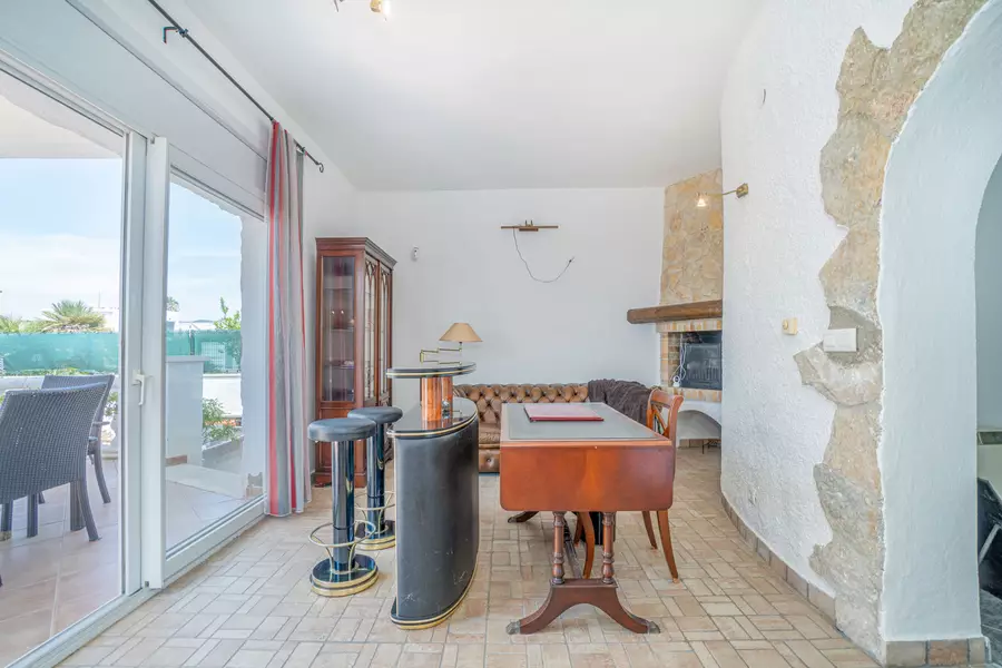 Bonita casa al canal en venta con la típica arquitectura de Empuriabrava