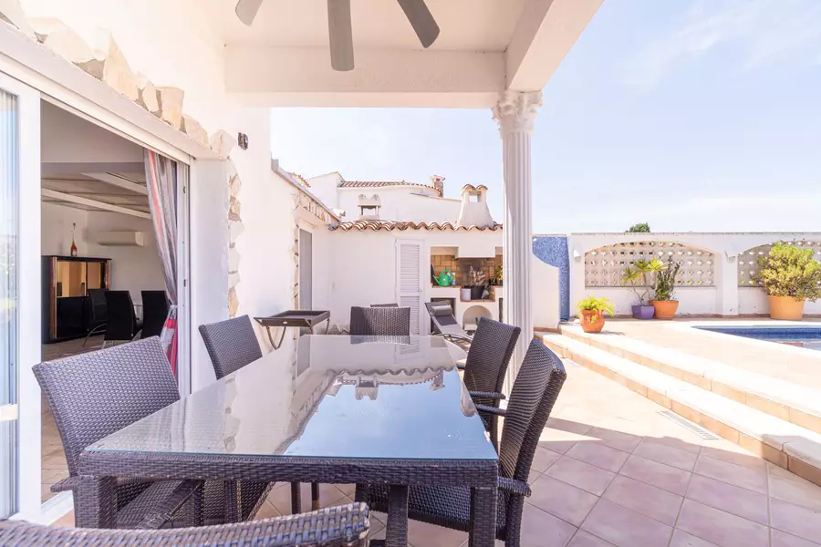 Beautiful house on the canal for sale with the typical architecture of Empuriabrava