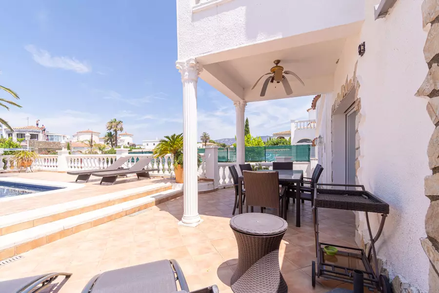 Beautiful house on the canal for sale with the typical architecture of Empuriabrava