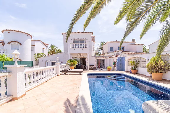 Beautiful house on the canal for sale with the typical architecture of Empuriabrava
