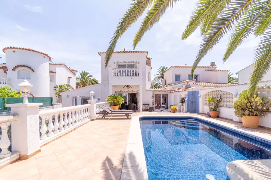 Bonita casa al canal en venta con la típica arquitectura de Empuriabrava