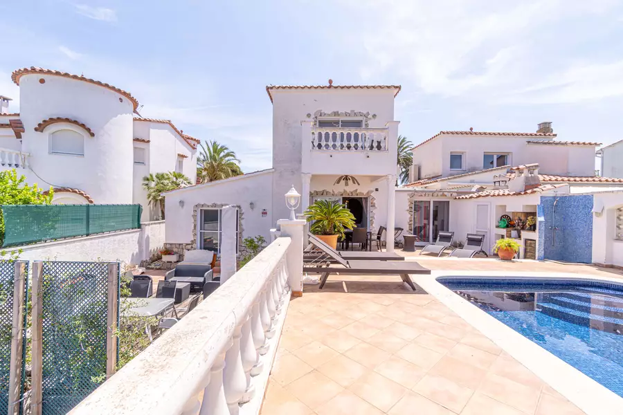 Bonita casa al canal en venta con la típica arquitectura de Empuriabrava