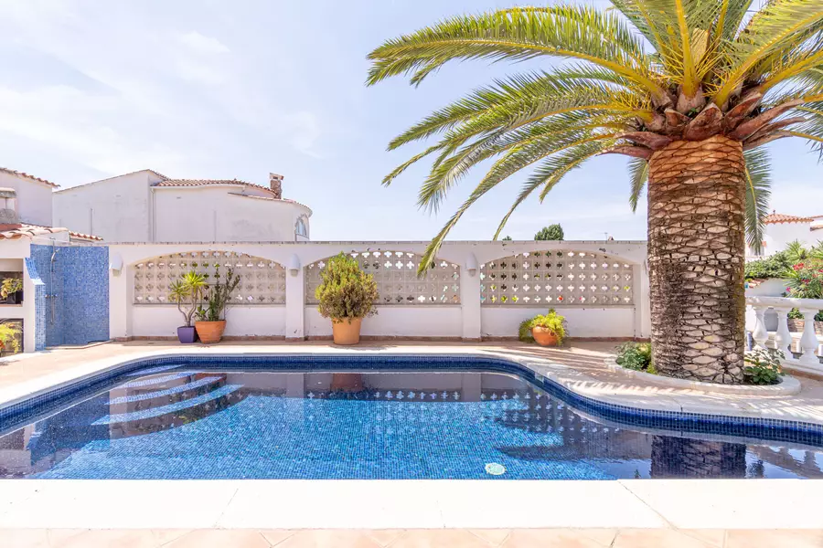 Beautiful house on the canal for sale with the typical architecture of Empuriabrava