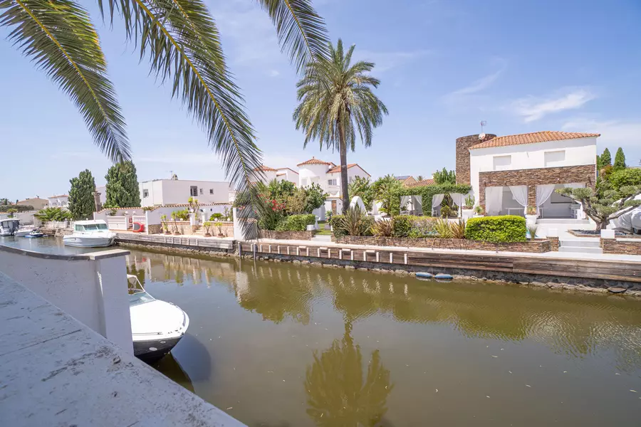 Bonita casa al canal en venta con la típica arquitectura de Empuriabrava