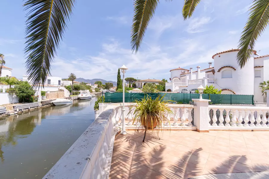 Bonita casa al canal en venta con la típica arquitectura de Empuriabrava