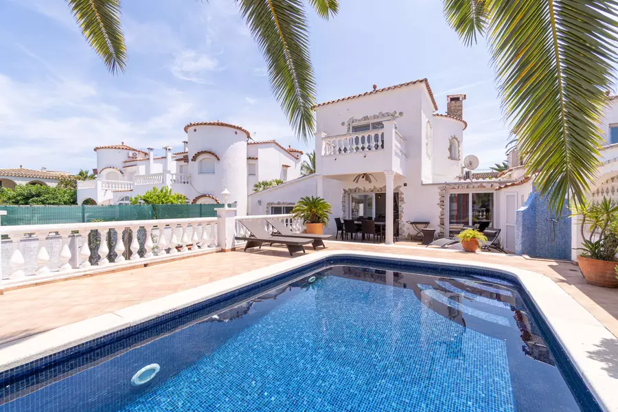 Beautiful house on the canal for sale with the typical architecture of Empuriabrava