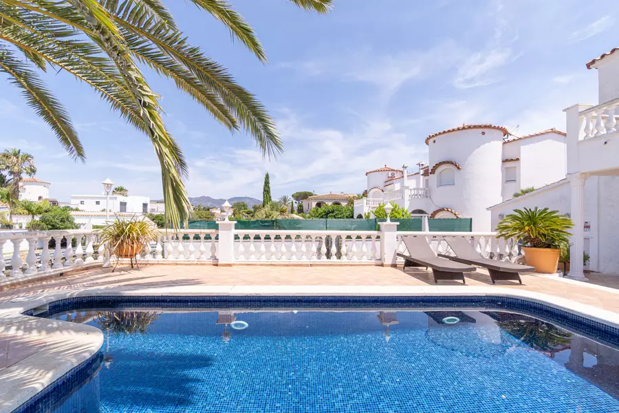 Bonica casa al canal en venda amb la típica arquitectura de Empuriabrava