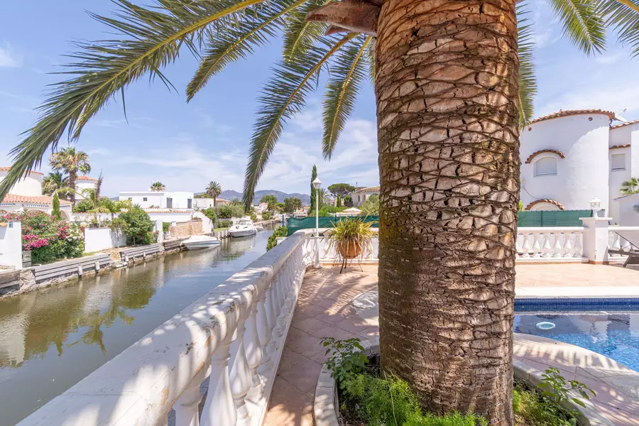 Bonita casa al canal en venta con la típica arquitectura de Empuriabrava