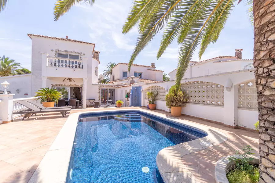 Bonica casa al canal en venda amb la típica arquitectura de Empuriabrava