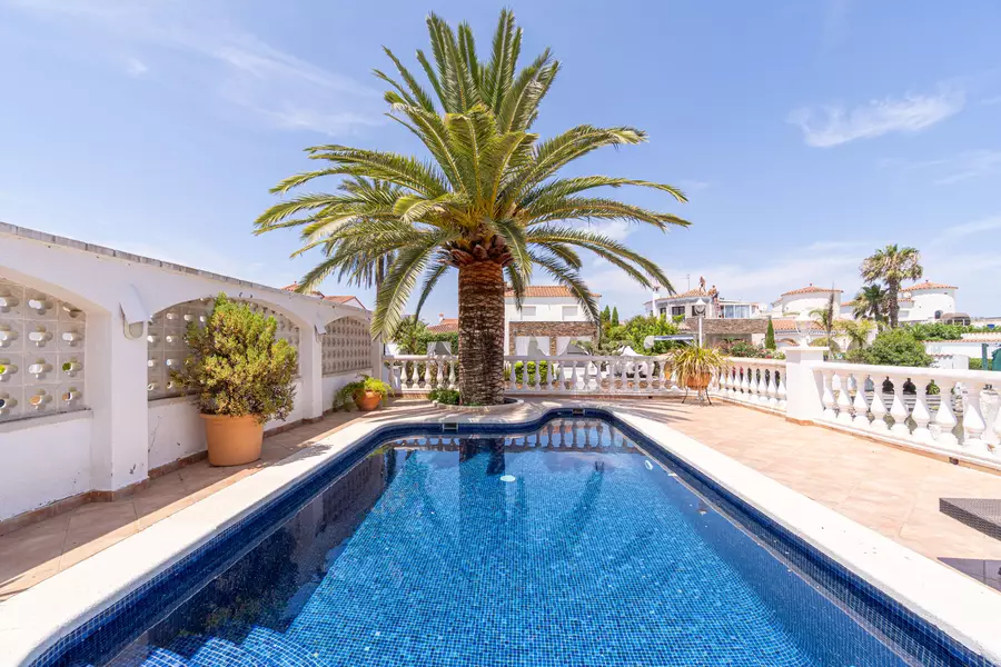 Bonica casa al canal en venda amb la típica arquitectura de Empuriabrava