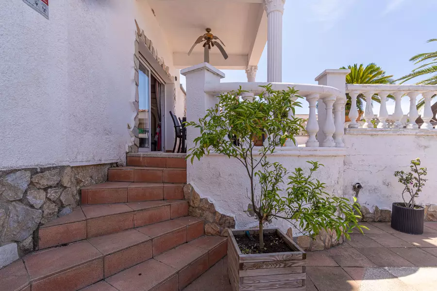 Bonica casa al canal en venda amb la típica arquitectura de Empuriabrava