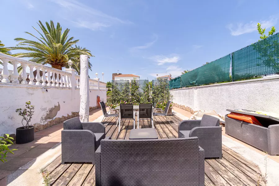 Bonita casa al canal en venta con la típica arquitectura de Empuriabrava