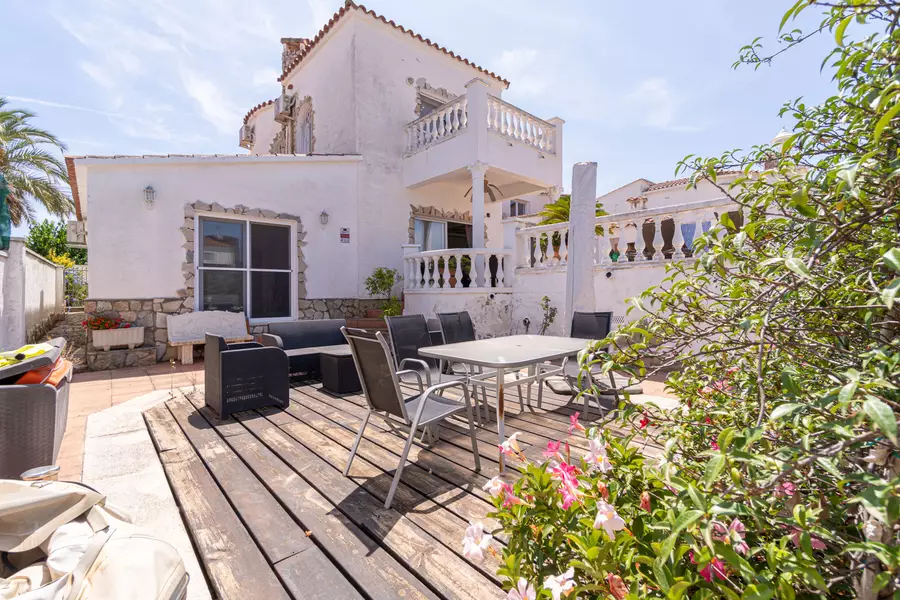 Bonica casa al canal en venda amb la típica arquitectura de Empuriabrava