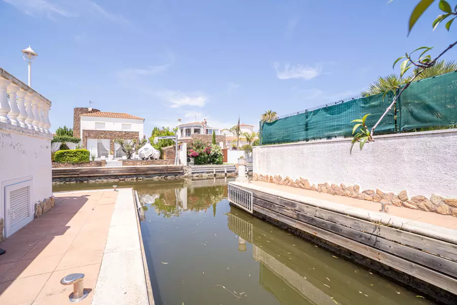 Bonica casa al canal en venda amb la típica arquitectura de Empuriabrava