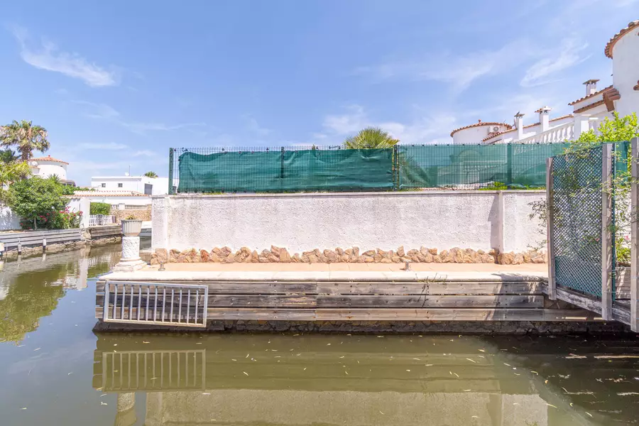 Bonica casa al canal en venda amb la típica arquitectura de Empuriabrava