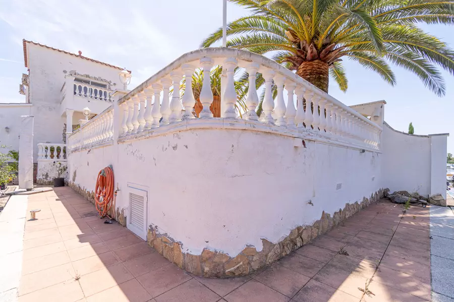 Bonita casa al canal en venta con la típica arquitectura de Empuriabrava