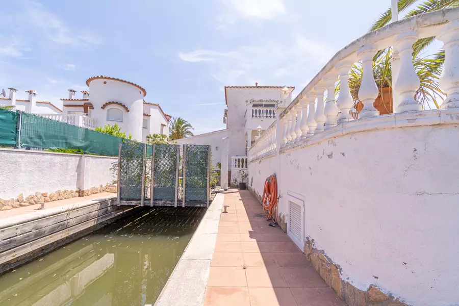 Bonica casa al canal en venda amb la típica arquitectura de Empuriabrava