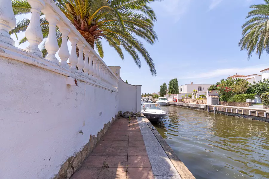 Bonica casa al canal en venda amb la típica arquitectura de Empuriabrava