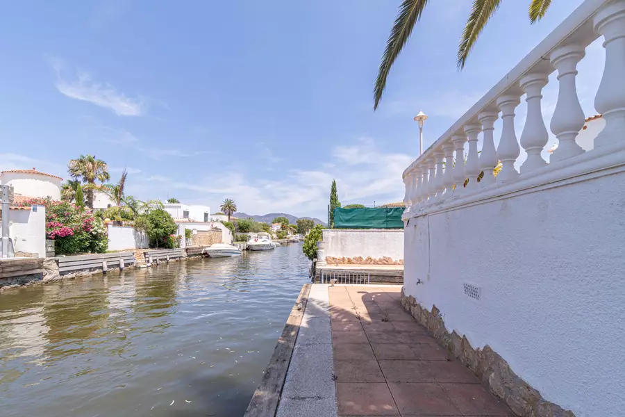 Bonica casa al canal en venda amb la típica arquitectura de Empuriabrava