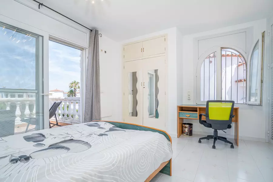 Bonita casa al canal en venta con la típica arquitectura de Empuriabrava