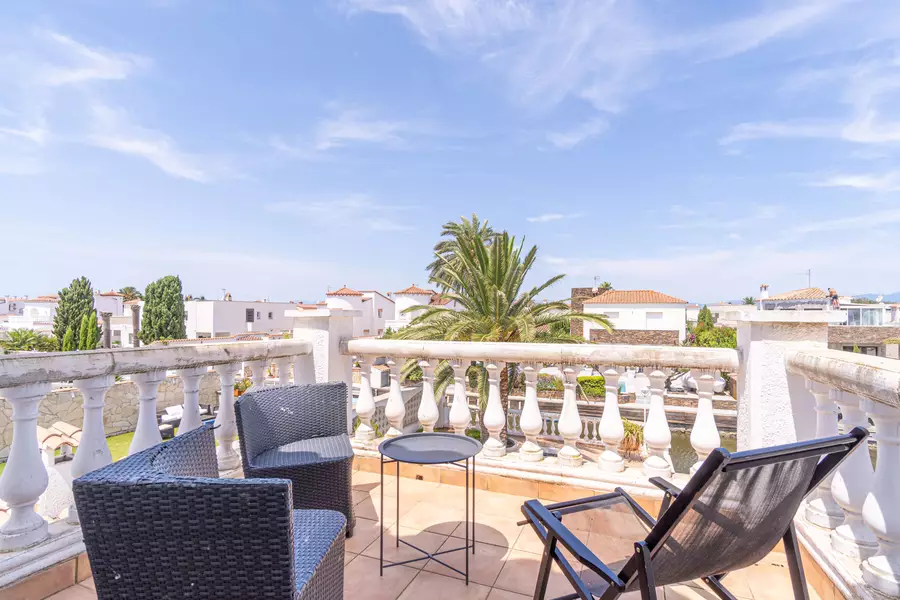 Bonica casa al canal en venda amb la típica arquitectura de Empuriabrava