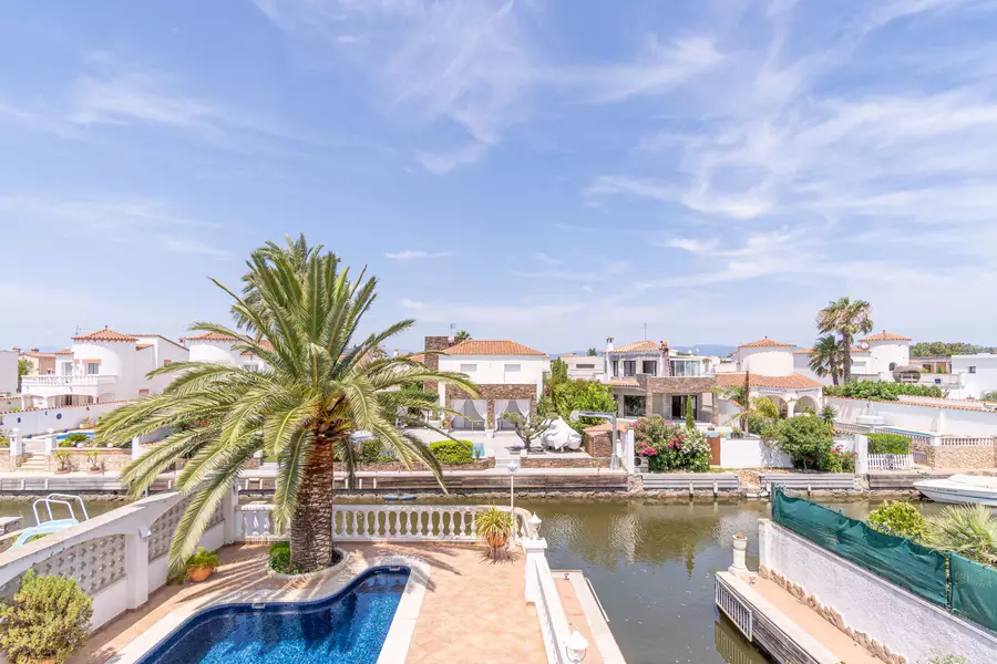 Bonica casa al canal en venda amb la típica arquitectura de Empuriabrava