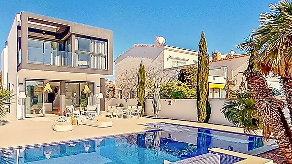 Opportunité unique : Grande villa moderne au canal avec 4 chambres et 4 salles de bains.