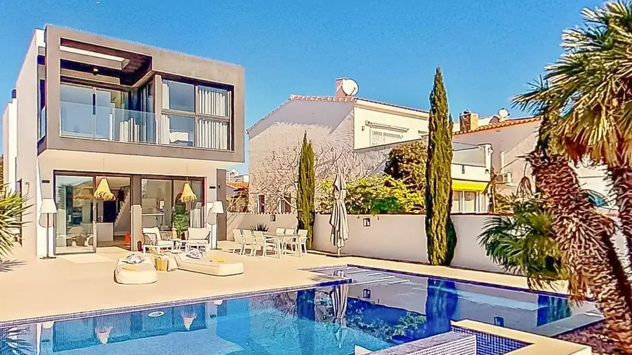 Unique opportunity: Spacious modern villa by the canal with 4 bedrooms and 4 bathrooms.