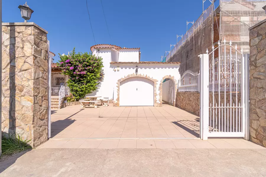 Exclusive House in Empuriabrava: Luxury and Comfort on the First Line of the Canal.