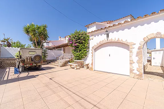 Exclusive House in Empuriabrava: Luxury and Comfort on the First Line of the Canal.