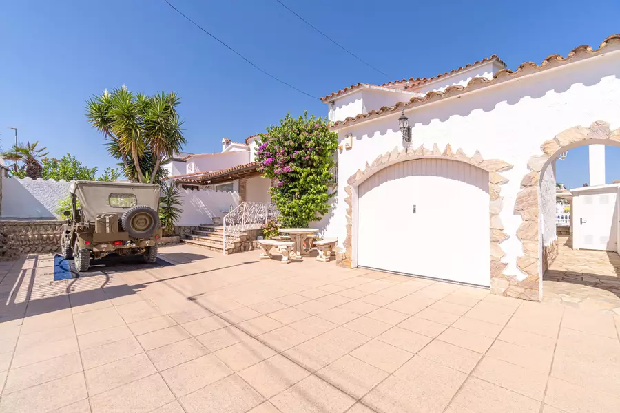 Exclusive House in Empuriabrava: Luxury and Comfort on the First Line of the Canal.